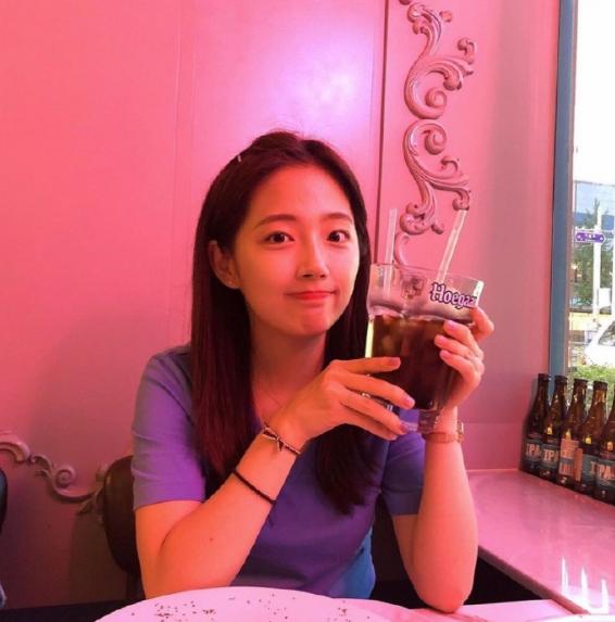 韩国中年气质美女高级感穿搭,韩系穿搭外套格纹短裙