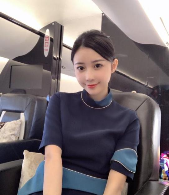 潘玮柏带小14岁娇妻现身机场,潘玮柏娶了一只鸡