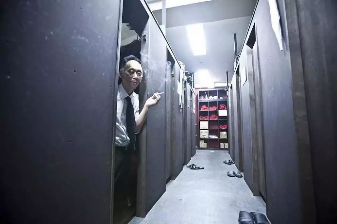 当社交恐惧成为常态，许多日本年轻人把家搬进了网吧