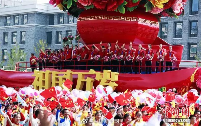 【三分钟法治新闻全知道】刑警押送嫌疑人“回家”，路上一起看大阅兵