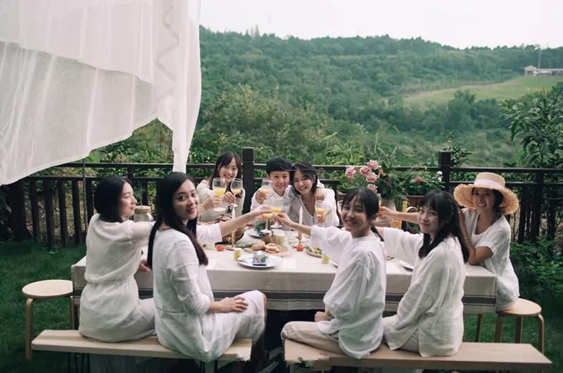 菜吧:她不上班也不靠脸吃饭,住2层小楼,过上了别人做梦都要的日子