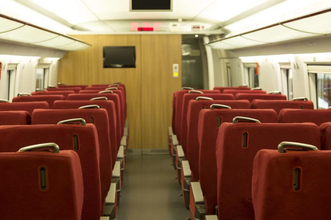 动车上有小桌板吗,动车上的小桌板怎么弄