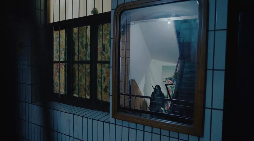 向对面出租屋射了一箭：80后妈妈王莹在城中村的实验艺术