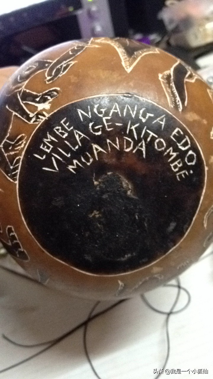 在安哥拉看到黑人在葫芦上做的画，有中国河姆渡风格，买下来了