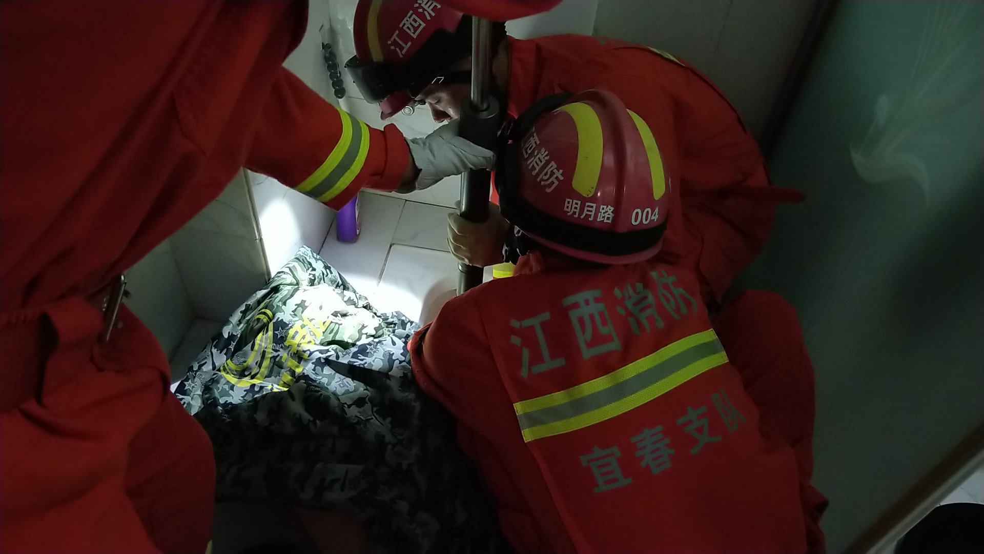 七旬老人手卡便池救人,老人手臂被卡便池消防助其脱困