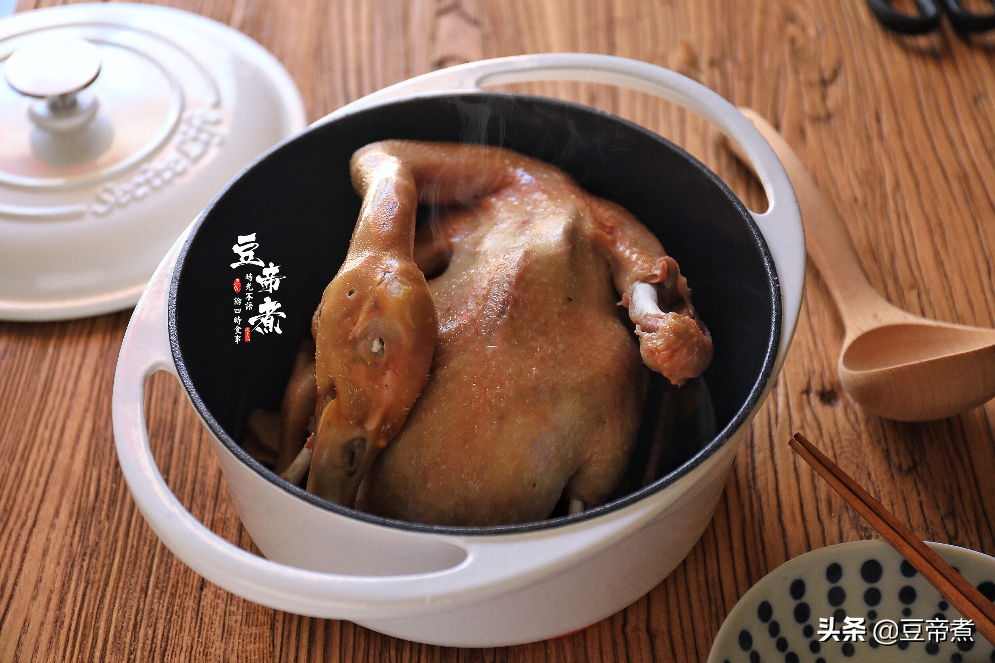 在朋友圈火了，整鸭入锅不用一滴水，鸭肉细嫩好吃，让人垂涎三尺