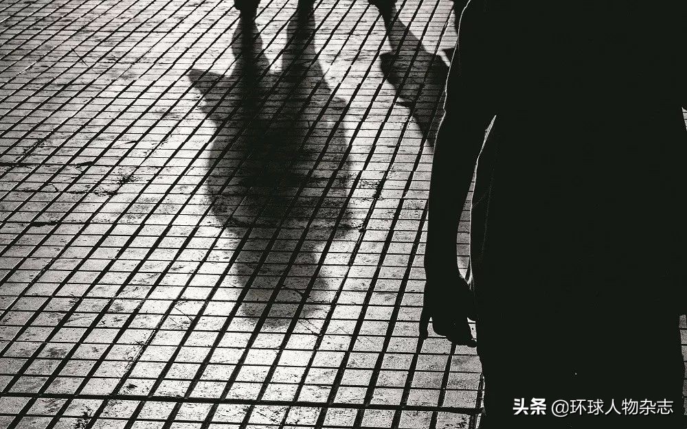 过年送花圈、逼人跳粪坑，当黑社会使用“软*力暴**”，杀人根本不用刀…