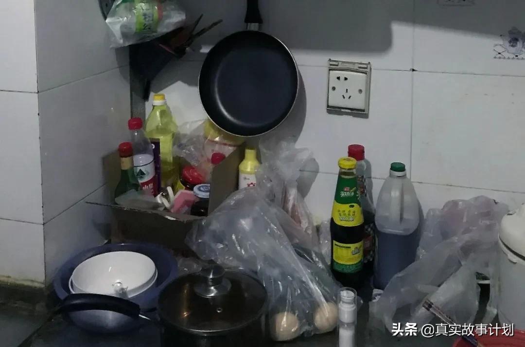 北京国贸男女合租房,北京群租房里的女孩