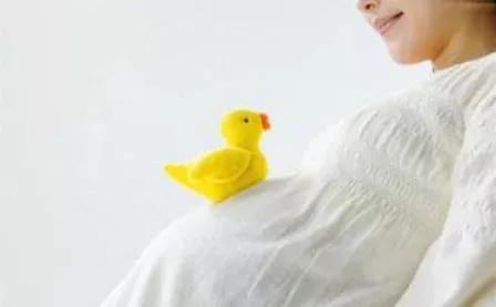 孕期见红胎儿小,孕初期见红打黄体酮还是反复出血