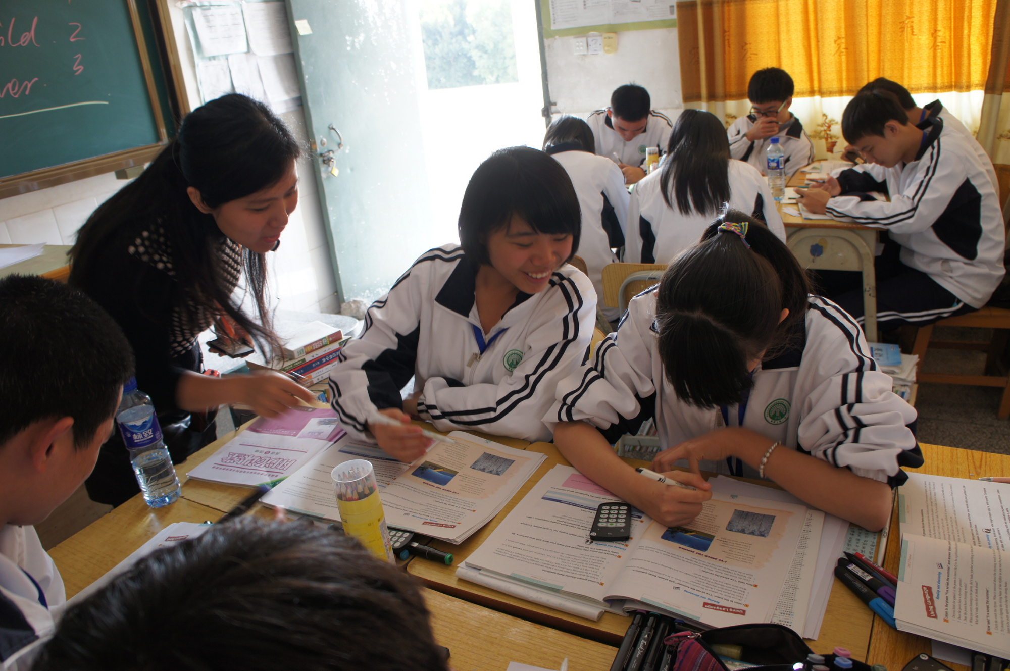 学生发敲打表情后续,学生暴怒反击老师教育