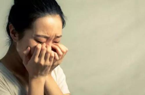 宝宝眼睛上火能用母乳擦眼睛吗,妈妈上火了宝宝吃母乳会眼泡肿吗