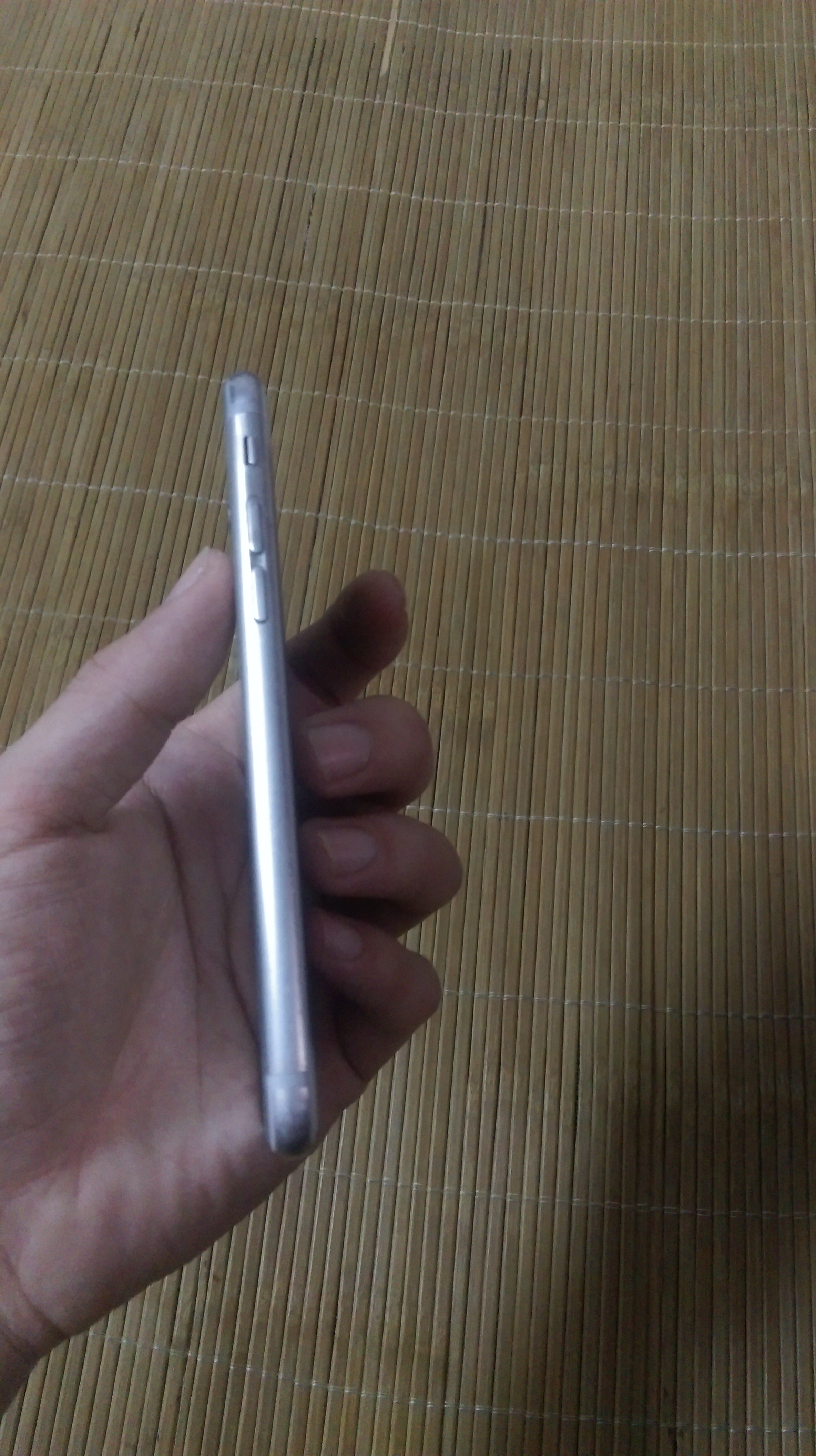 牛人觉得iphone手机颜色不好看于是把后面的漆给磨掉了