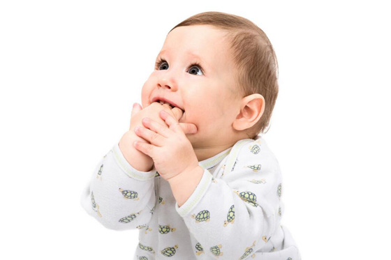 宝宝爱抠鼻孔怎么回事,三个月宝宝老抠嘴巴里面怎么回事