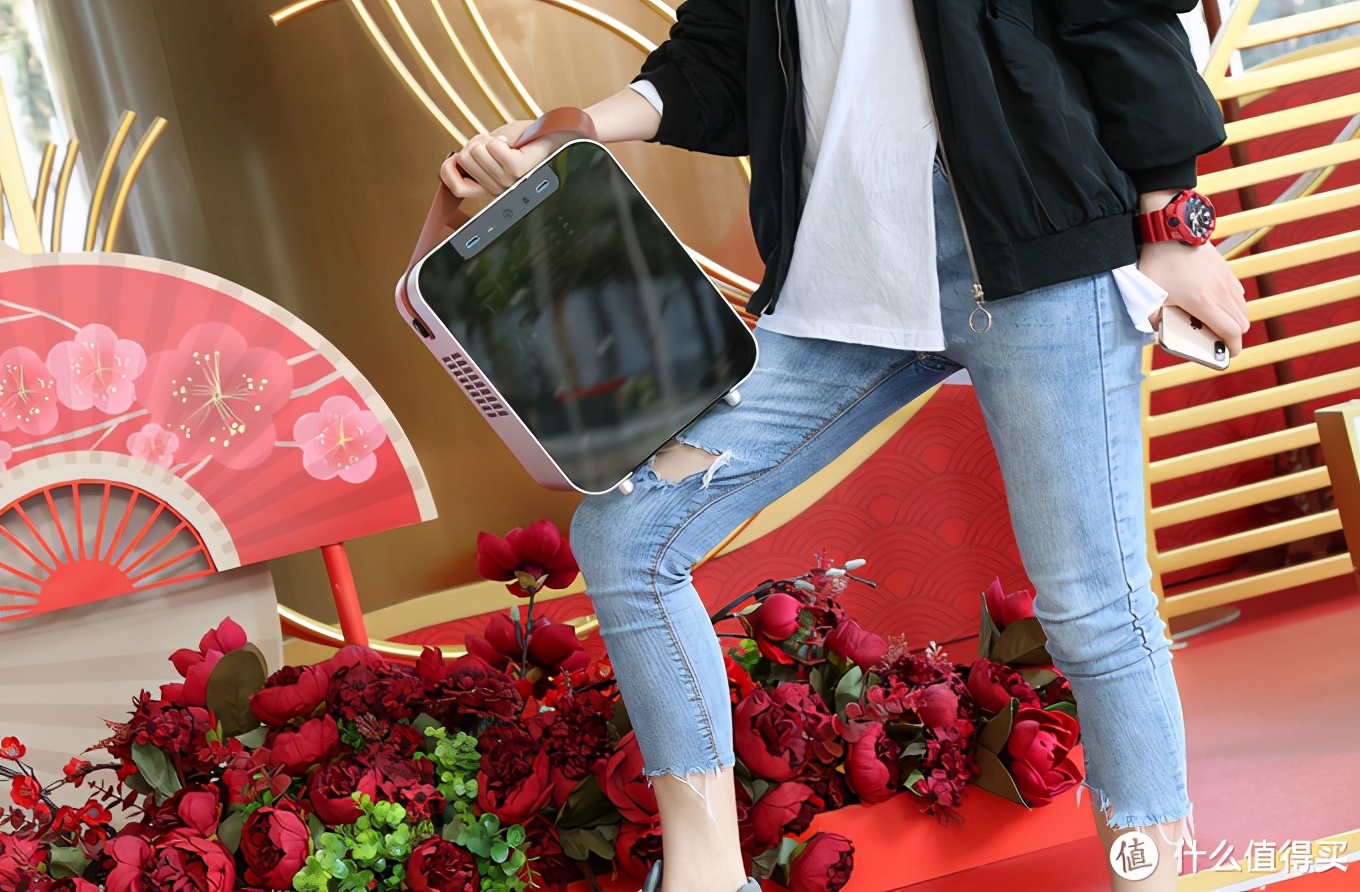 一台可以玩大型游戏的主机,可以拎起来的电脑主机