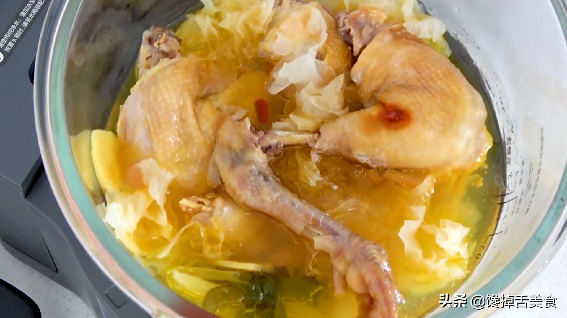 银耳汽锅鸡正宗做法,清凉炖鸡汤的做法大全