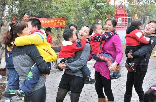 儿子总喜欢粘着我怎么办,儿子总黏着妈妈