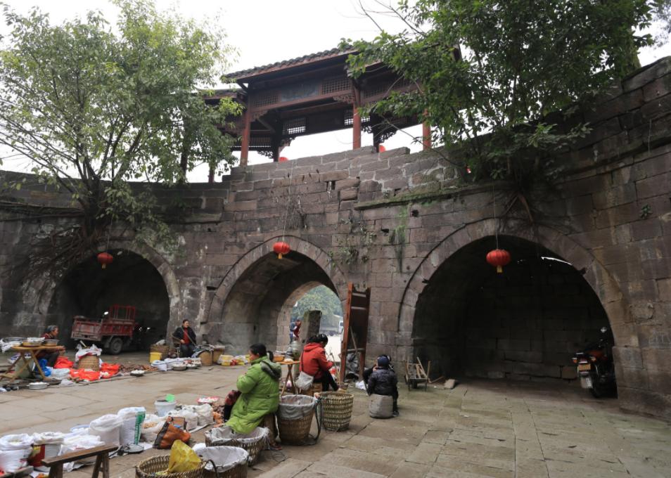 原创重庆有座建于峭壁的古镇,重庆唯一有碉楼的千年古镇