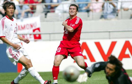 文体恋！他是国足杜威，两任女友是主播，小7岁娇妻是留学海归