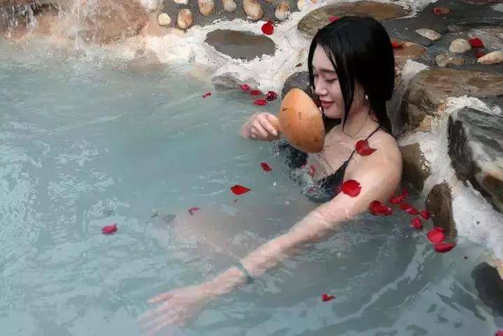 「冬来临·醉温泉」新装怡情谷主楼高级房,早晚2餐+泡38个温泉池