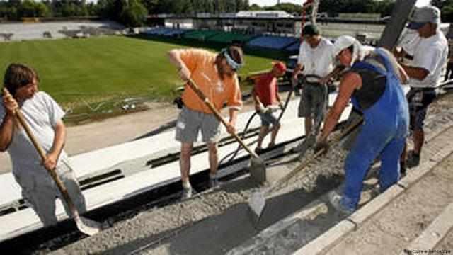 球迷举着去世球迷相片助威并靠球迷*血卖**生存的黑马