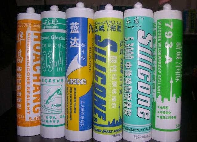 窗户上的玻璃胶有异味怎么处理,软玻璃胶有异味怎么解决