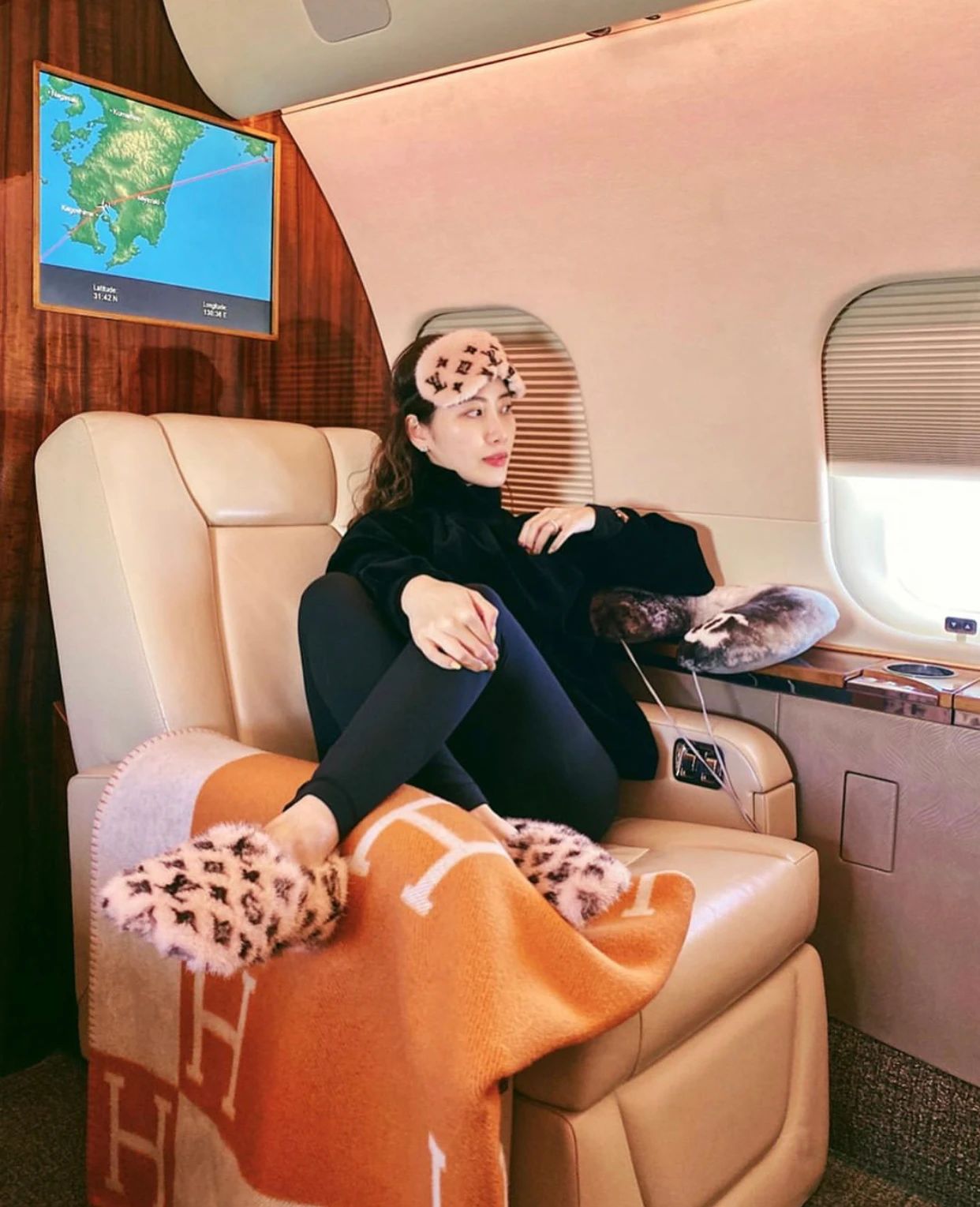 刘德华小姨子炫富上瘾？爱晒家中整墙名牌包，全身名牌堆砌太高调