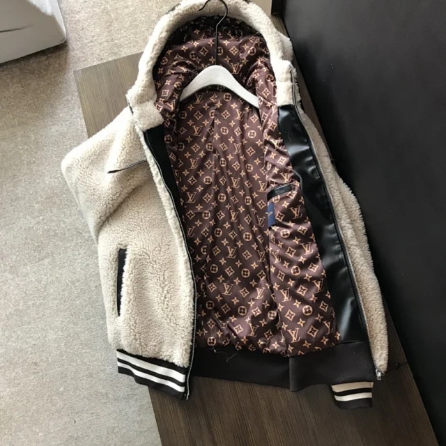 lv中国首发皮毛一体皮衣,lv绵羊毛