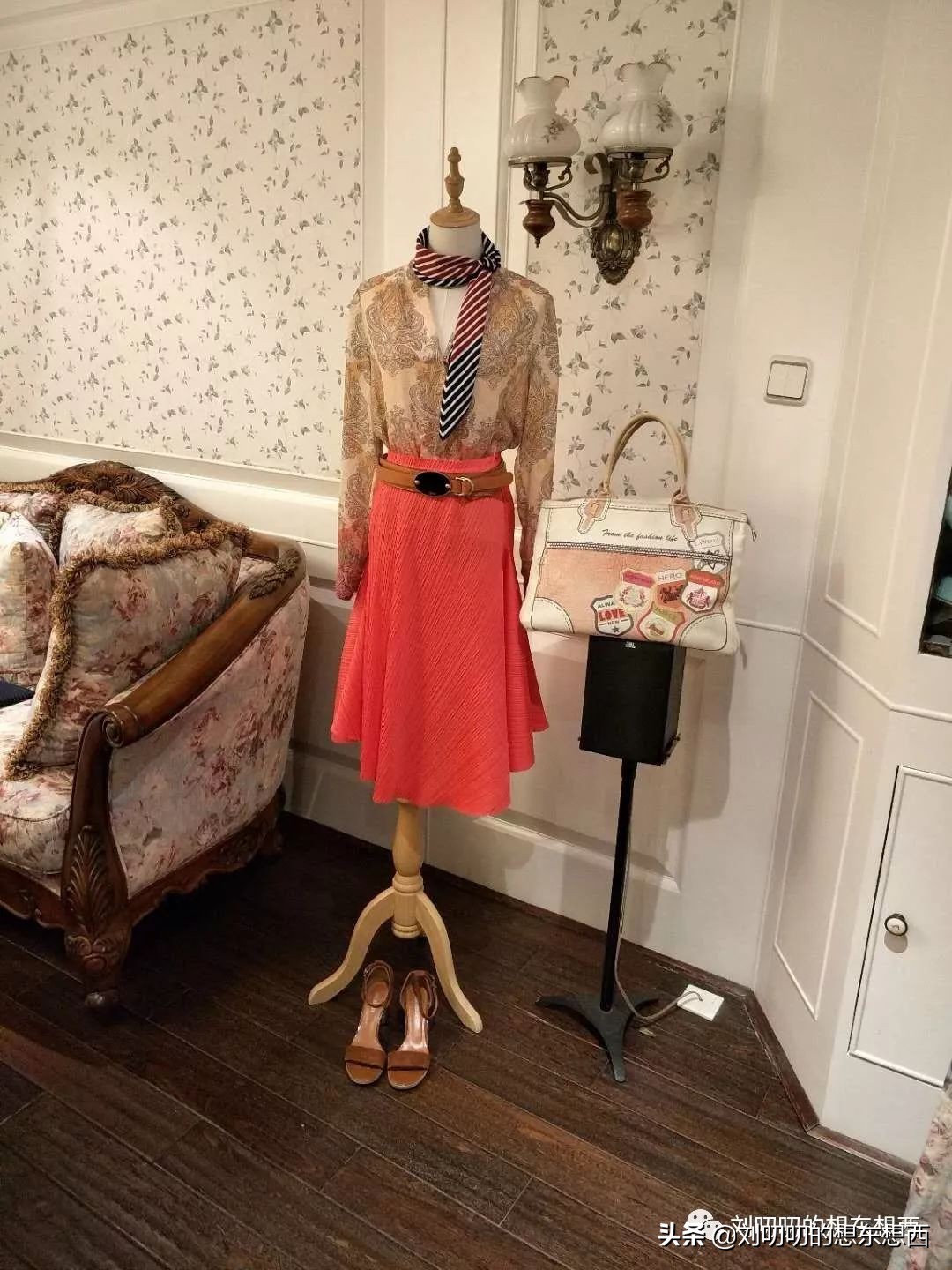 亮橘色穿搭,一日一look怎么搭配衣服