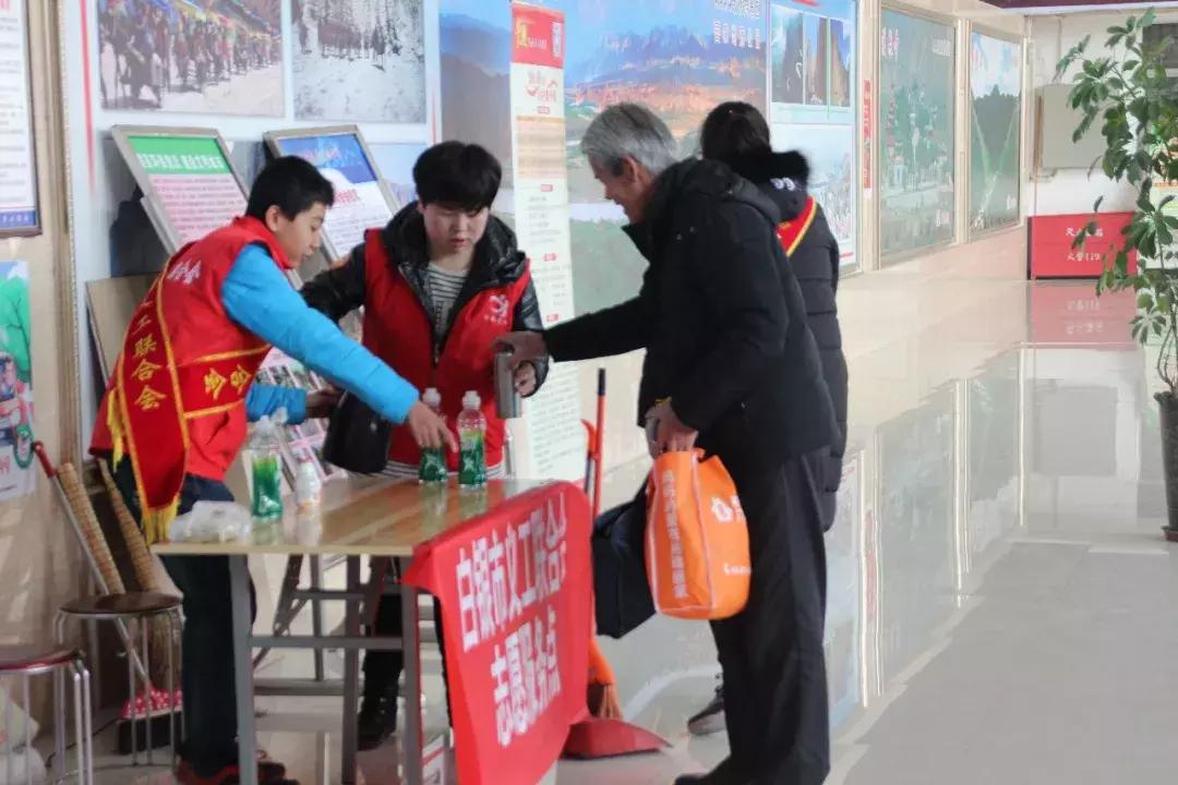 白银：爱心志愿者成为汽车站春运一道最亮风景线