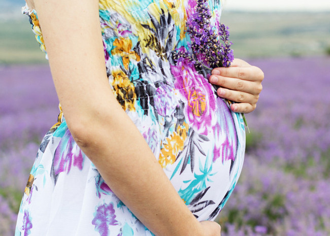 怀孕8个月出血肚子不疼胎动正常,孕妇几个月开始有胎动什么感觉