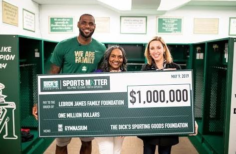 詹姆斯是不是救了安东尼,他救了一条人命挽救了2个家庭