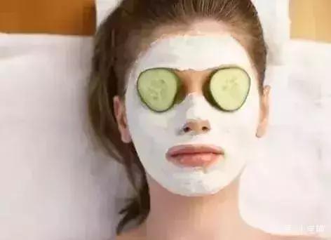 眼袋下垂很显老？教你一个小方法，纯天然收眼袋，眼袋自然变平