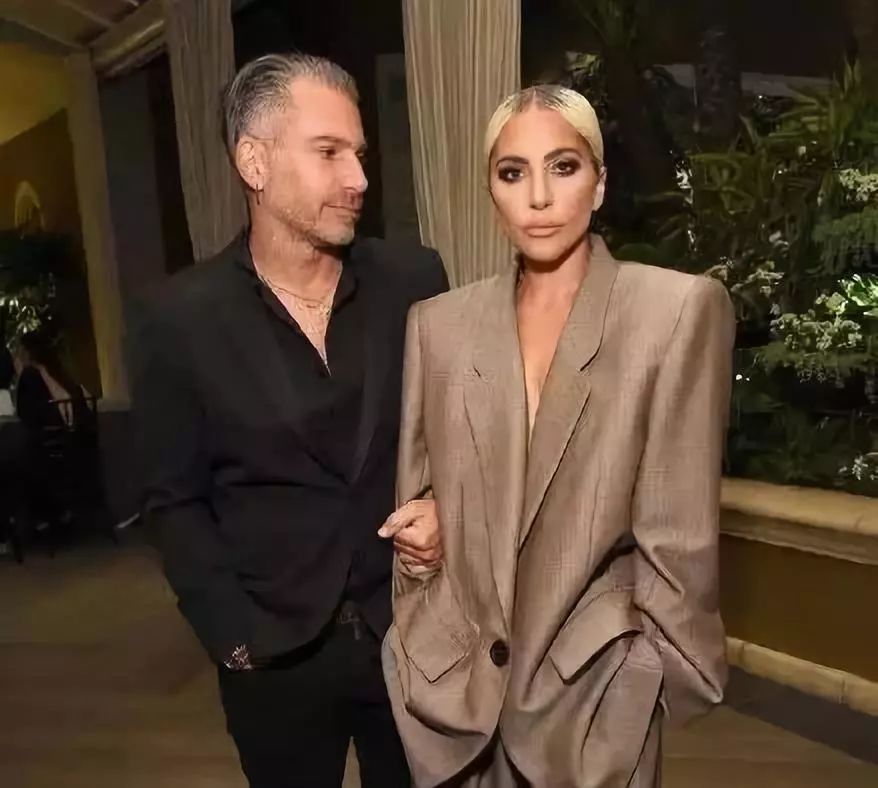 ladygaga承认自己是个平凡人,ladygaga一个明星的诞生发布会