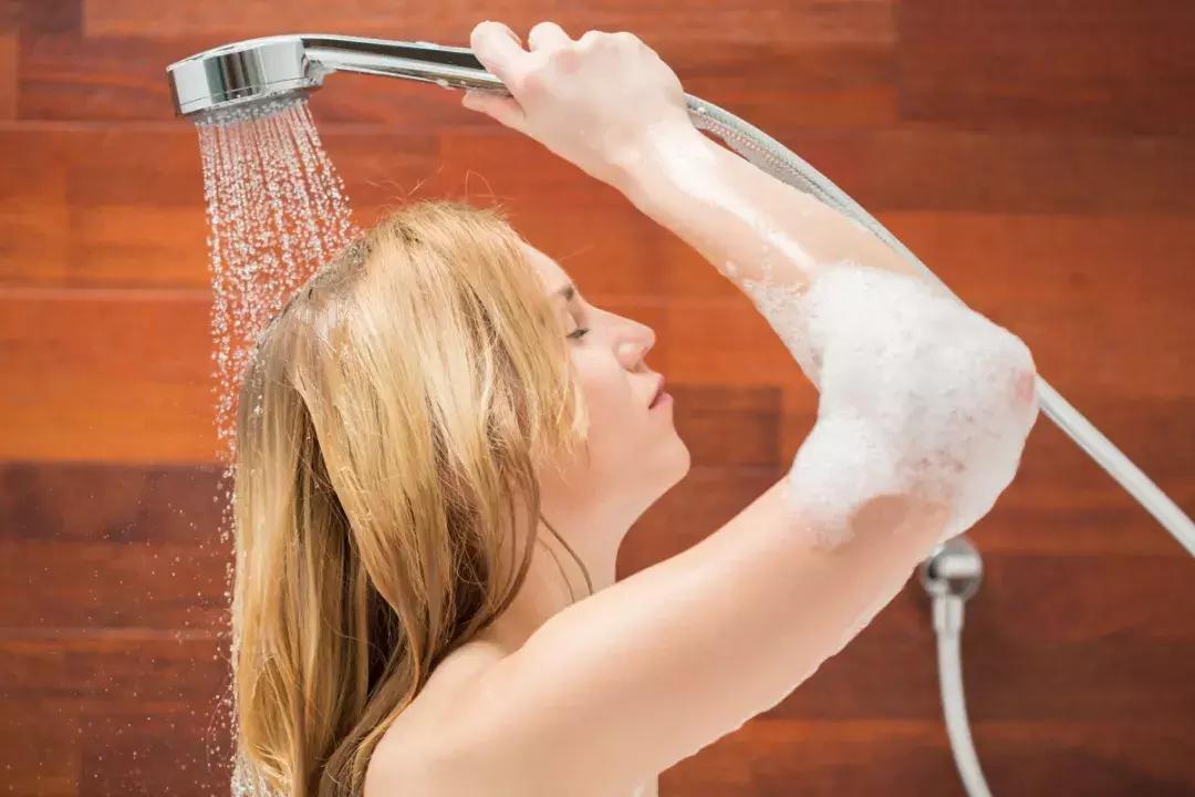 经期几天洗一次头发最好,月经期间怎么样正确洗头