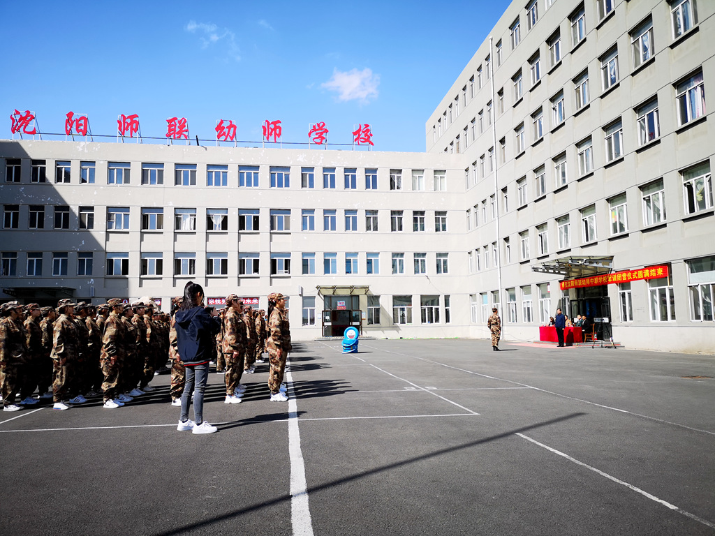 沈阳军训教官举旗手汇报仪式,沈阳市一二七中学学生军训