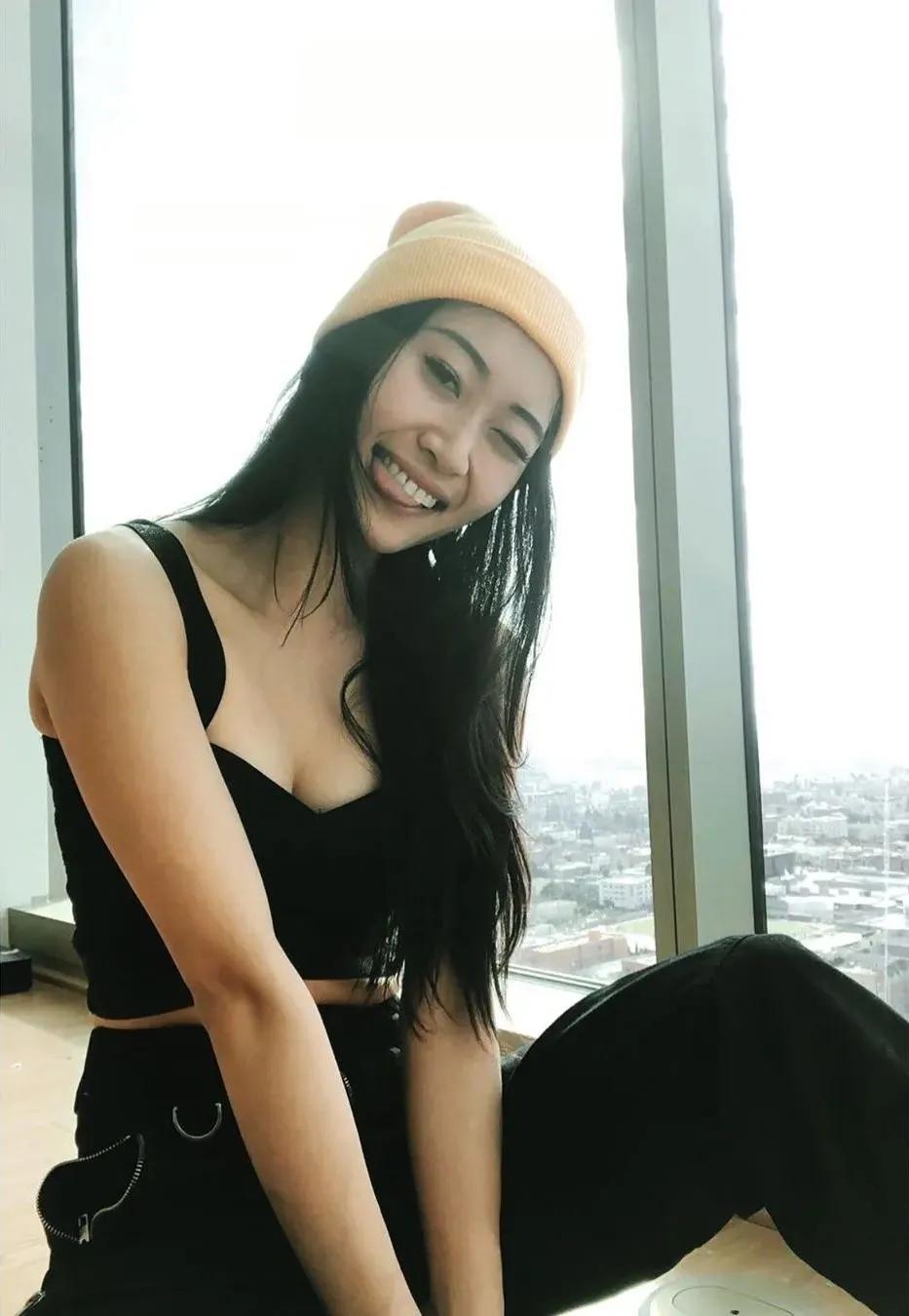 性感甜心PK富婆,国外直男都选了她?姐姐我不想努力了是不分国界