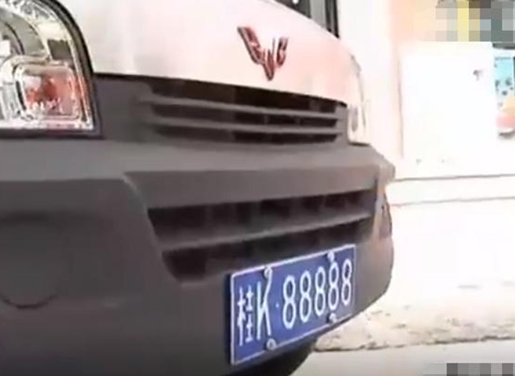 广西一辆3万的小货车火了!只因车牌备受关注,交警见了无话可说