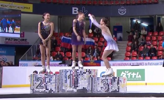 花滑冠军颁错奖牌原视频季军,花滑发错金牌给亚军的是谁