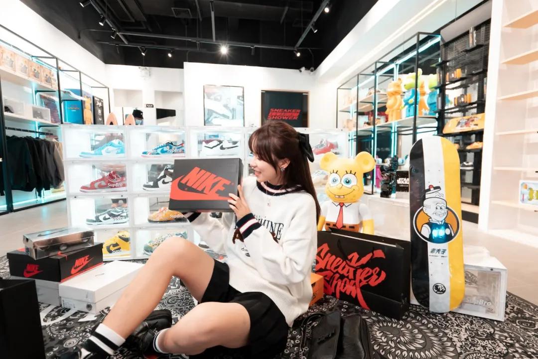 日夜不同科技感，春节潮玩创新方