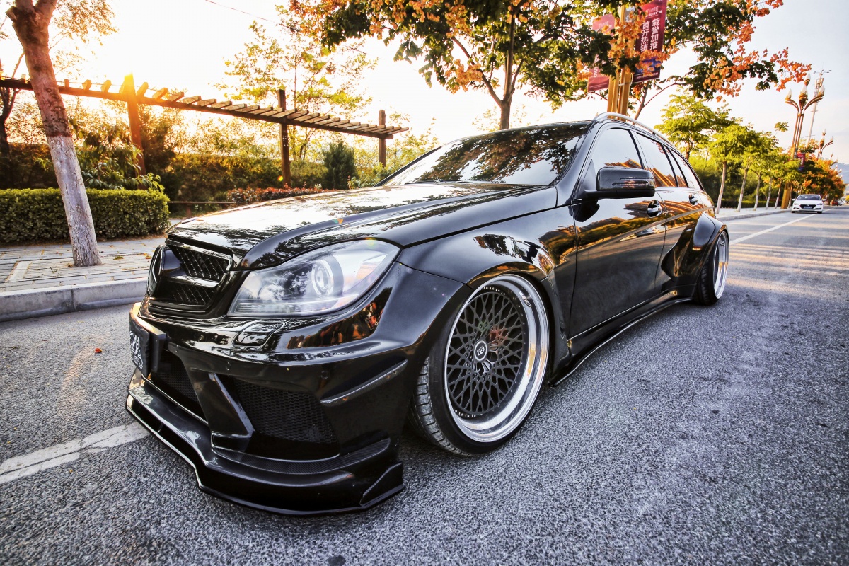 新款奔驰c200改装最帅效果,小县城越野改装店