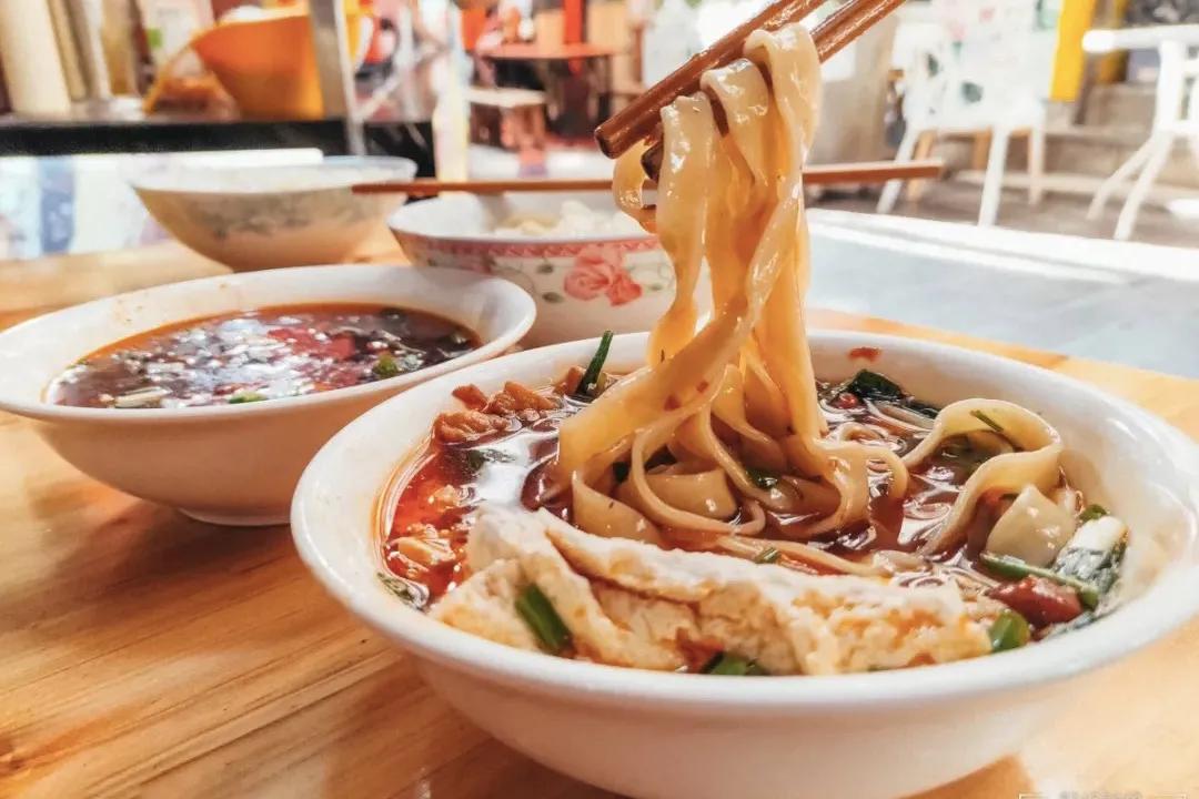 西南大吃省里的嗦粉冠军，这座吃货宜居城市值得关注