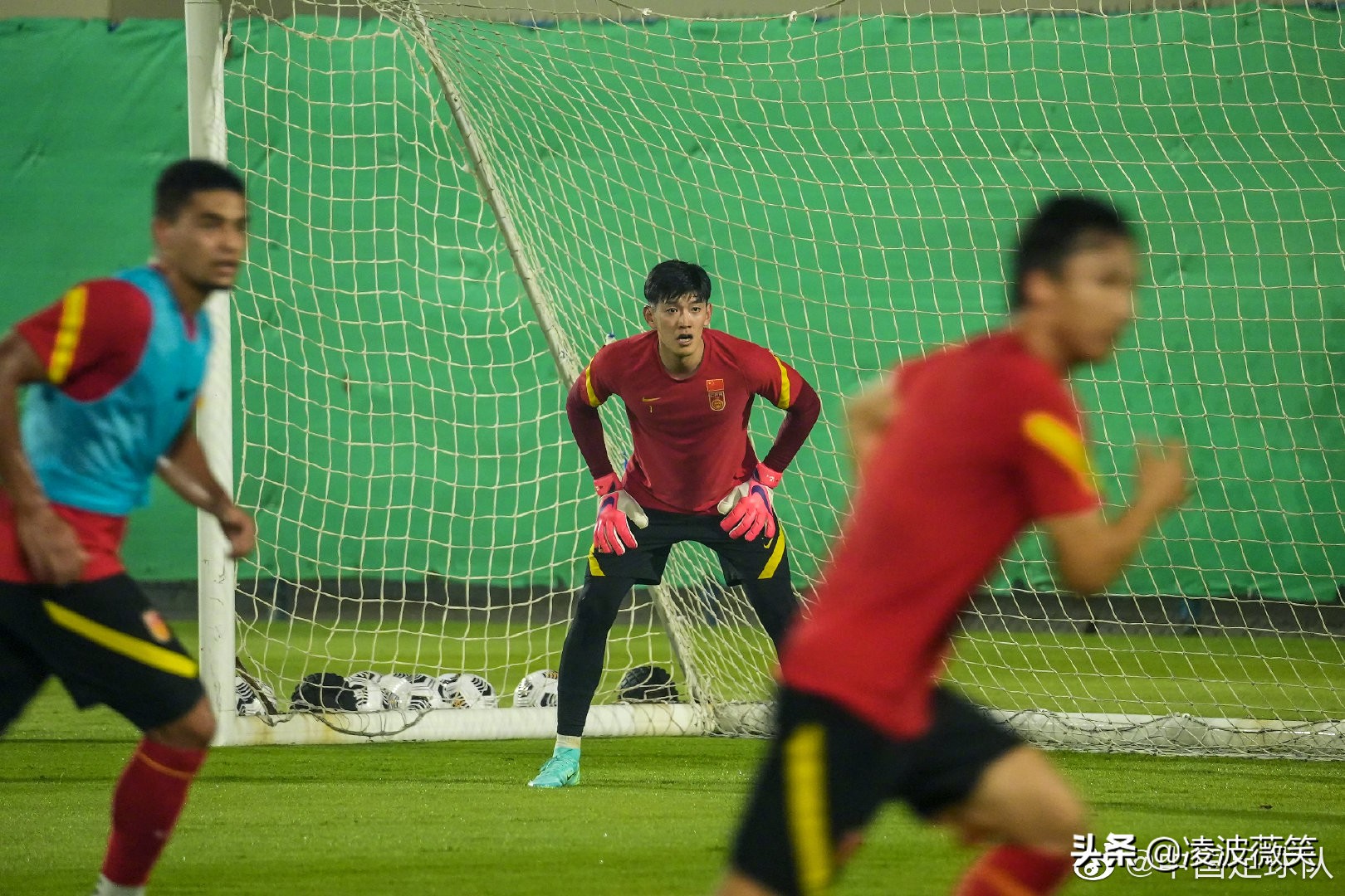 国足沙迦场地首训：蒋光太吴曦汗涔涔，王大雷腰部不适缺席