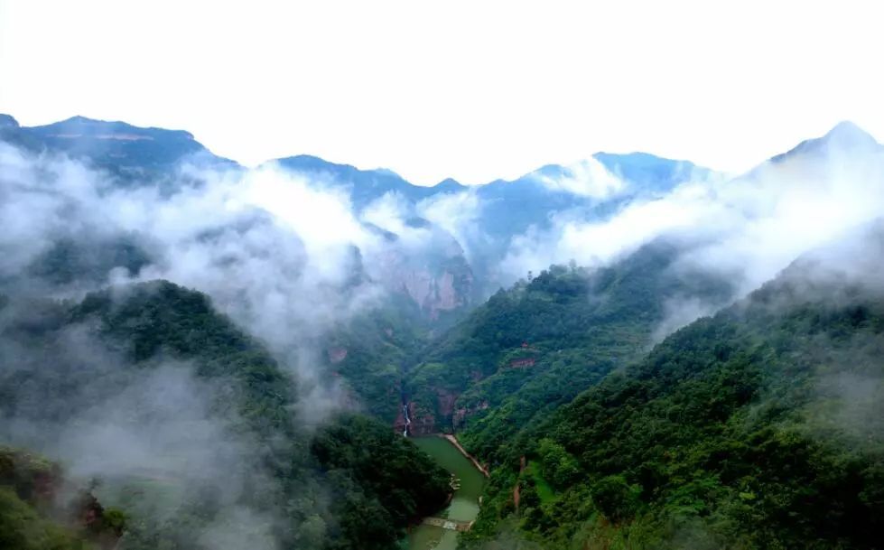 旅行遇到下雨只好呆在房间,下雨天最好的旅行方式