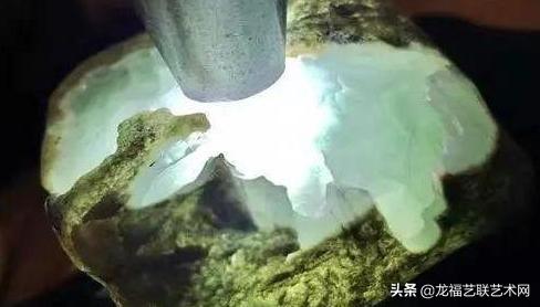 开窗后翡翠原石价格几百块,翡翠原石开窗后玉质发黑不油亮