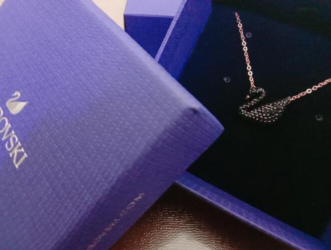 施华洛世奇黑天鹅选金色还是银色,施华洛世奇黑白天鹅正反两戴