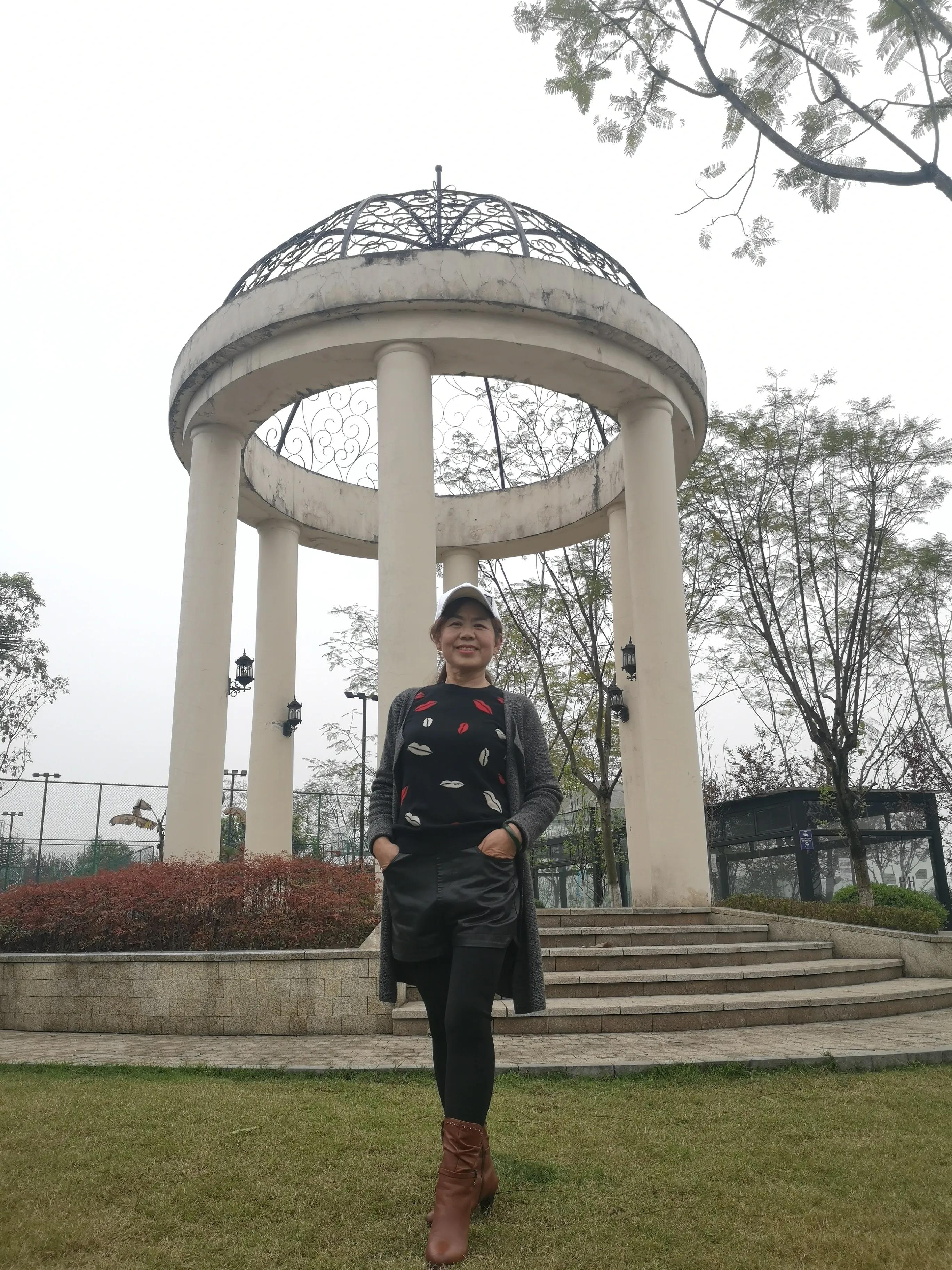 春游和姐妹踏青,春游踏青姐妹拍照