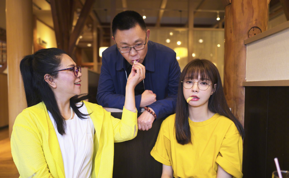 沈梦辰穿绿色衬衫配高腰短裤,可爱沈梦辰穿粉色卫衣