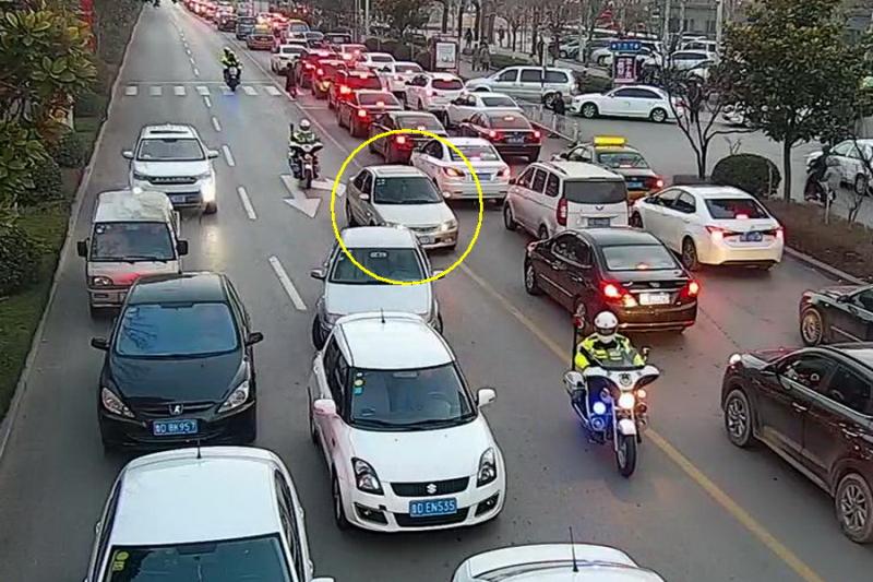 男孩误食老鼠药交警救援,男童误服农药交警开辟生命通道