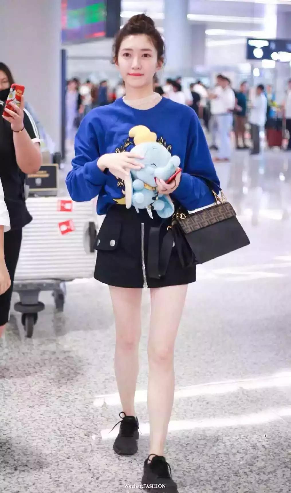 卫衣配什么裙子好看春天,卫衣裙子怎么搭配才好看