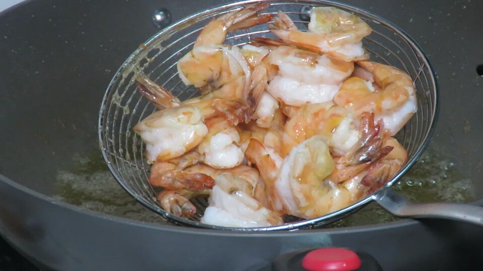 炒大虾需要提前焯水吗,大虾是直接炒还是焯水